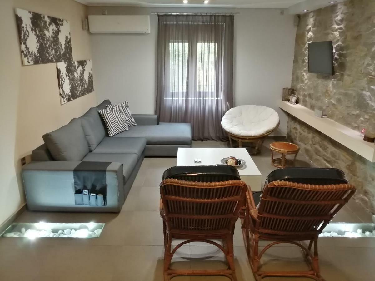Modern Residence In The Center Of Trikala 외부 사진